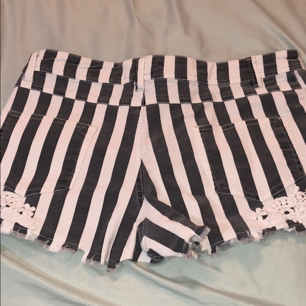Patterned Shorts - Picture 4 of 6